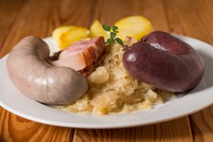 Schlachtplatte mit Sauerkraut, Blutwurst und Leberwurst